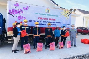 Công đoàn ngành công thương tỉnh Đắk Lắk đến công đoàn cơ sở Công ty TNHH TM An Trung Mạnh thăm và tặng quà cho đoàn viên, người lao động khó khăn trong dịp tết nhâm dần 2022